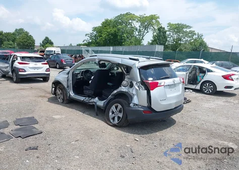 2015 Toyota Rav4 Xle z USA, uszkodzony, nr VIN JTMRFREV9FJ014139